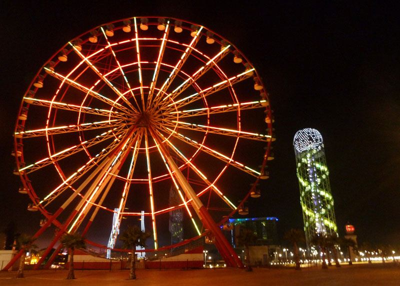 Batum gece dönme dolabı, Ayala Tour Batum turunda sahil manzarası ve şehir ışıkları